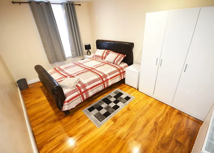 London Zone 2 Three Bedroom Apartment