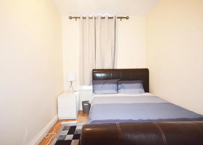 London Zone 2 Three Bedroom Apartment