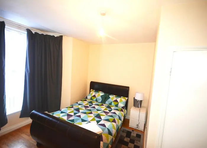 London Zone 2 Three Bedroom Apartment